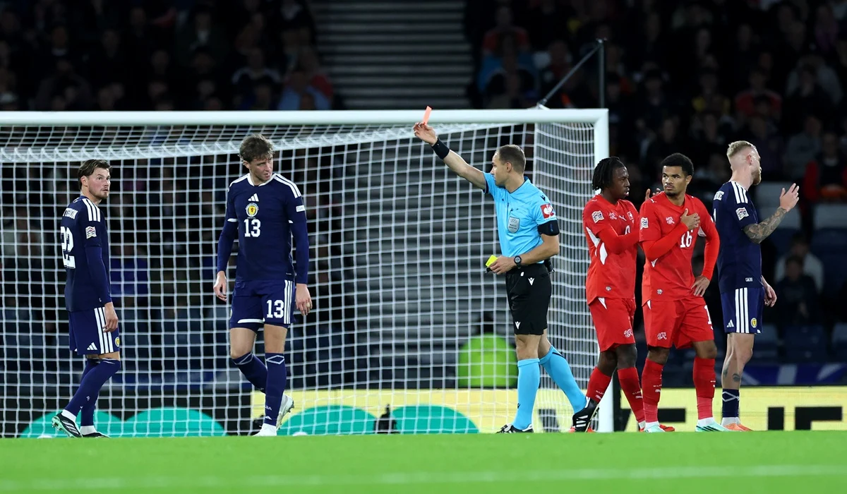 Escocia y un arranque fatal ante Suiza: expulsión y golazo suizo en doce minutos