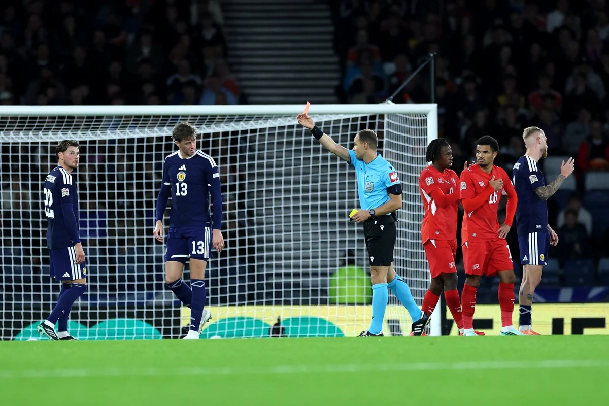Escocia y un arranque fatal ante Suiza: expulsión y golazo suizo en doce minutos
