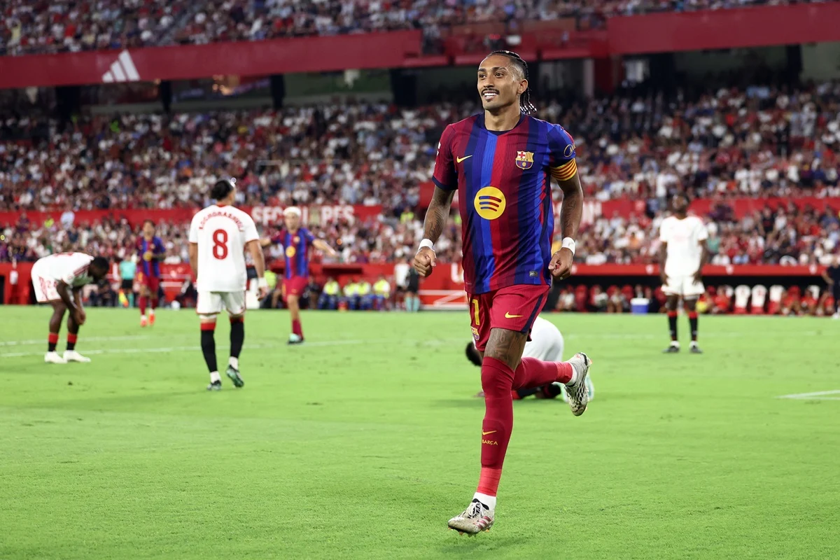 Barcelona derrotó a Sevilla con otro hat-trick de Raphinha