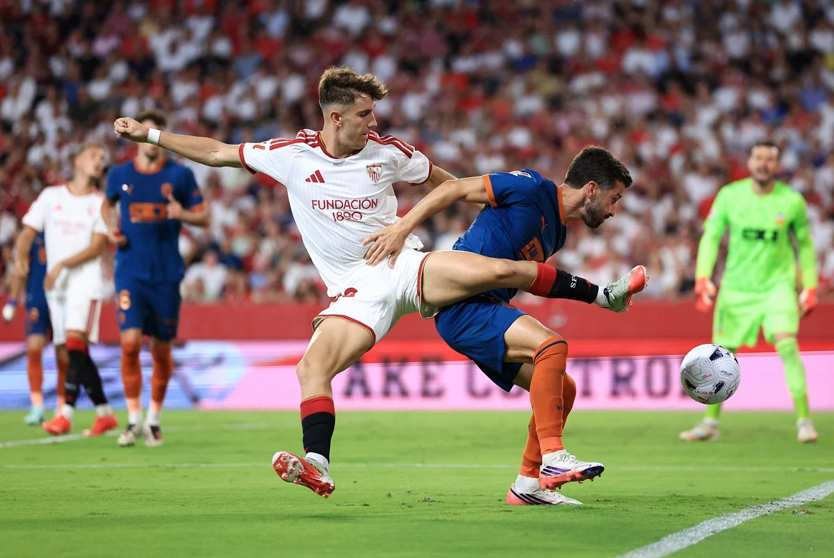 Sevilla hundió aún más a Valencia con un 1 a 0 en casa