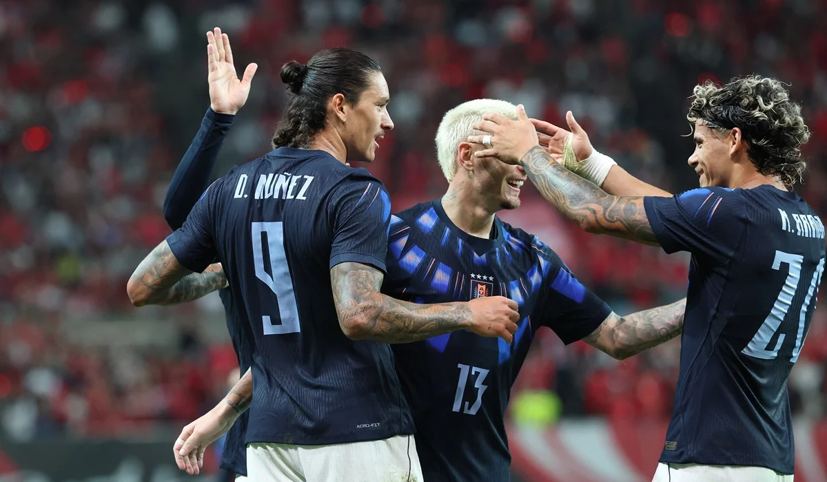 Uruguay celebró el primer triunfo de la era Forlán con aplastante triunfo ante Corea del Sur