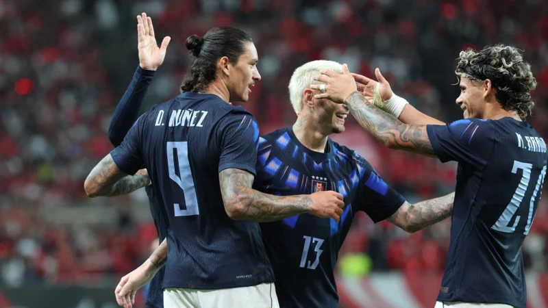 Uruguay celebró el primer triunfo de la era Forlán con aplastante triunfo ante Corea del Sur