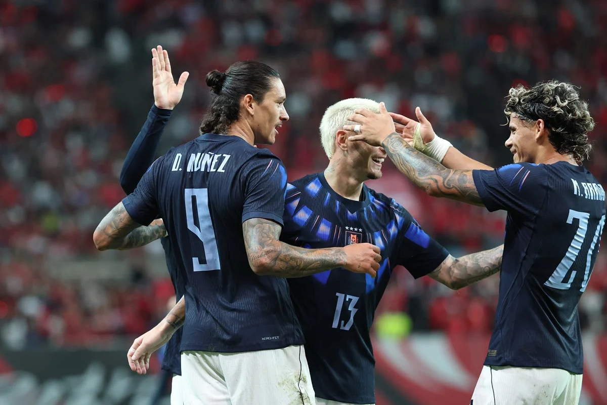 Uruguay celebró el primer triunfo de la era Forlán con aplastante triunfo ante Corea del Sur