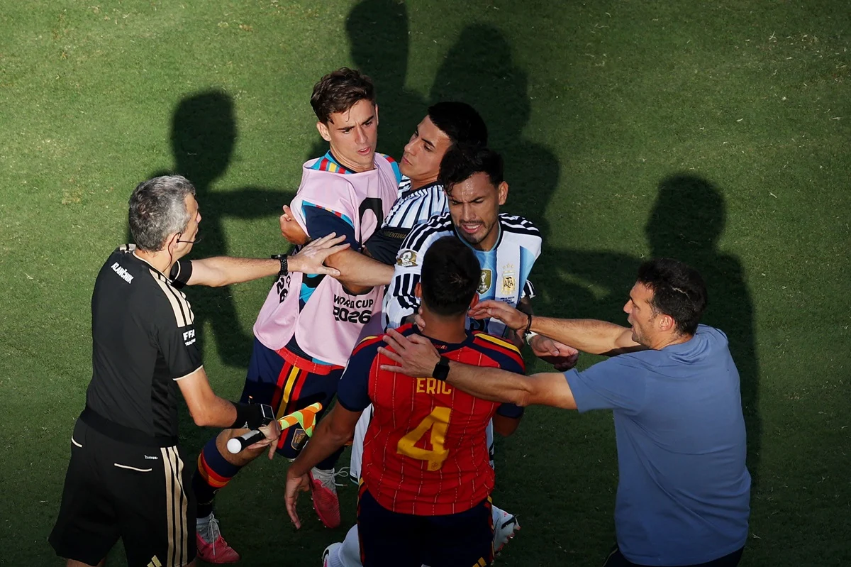 Paredes, Almada y Molina empiezan a cumplir la sanción con Argentina