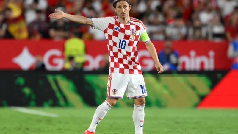 El público de España ovacionó de pie a Luka Modric de Croacia