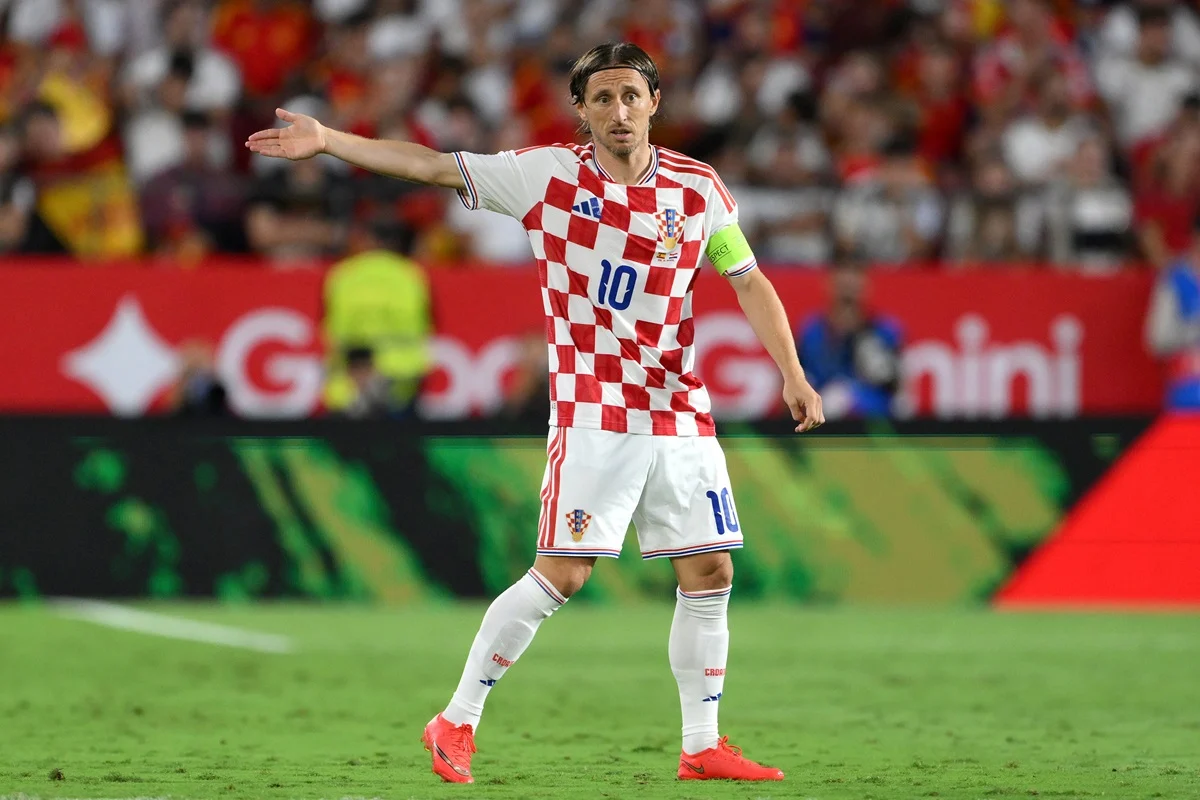 El público de España ovacionó de pie a Luka Modric de Croacia