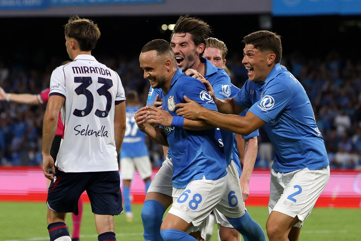 Napoli volvió al triunfo aprovechando el mal momento de Bologna