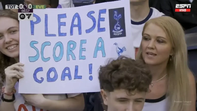 Los hinchas de Tottenham suplicaron por un gol con carteles pero los Spurs siguen sin marcar
