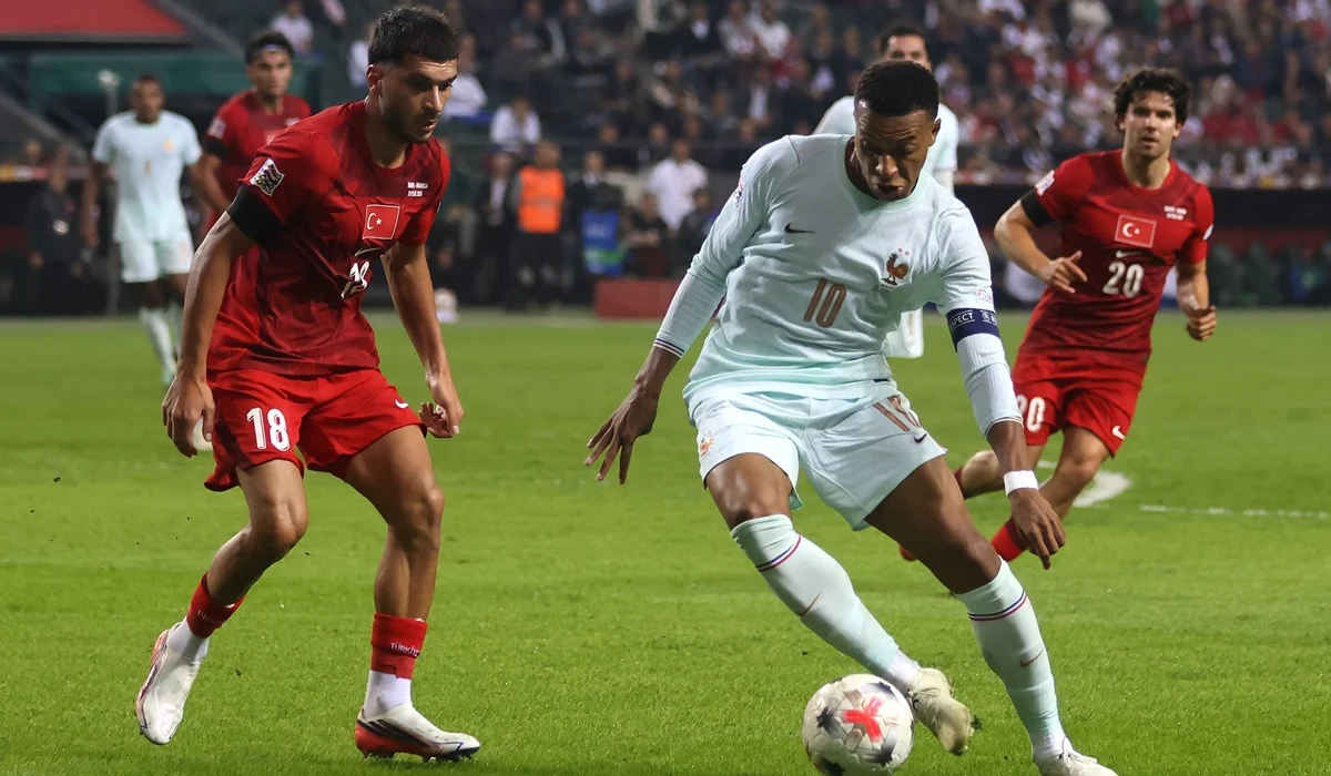 Francia ganó en Turquía pero perdió a Mbappé por lesión