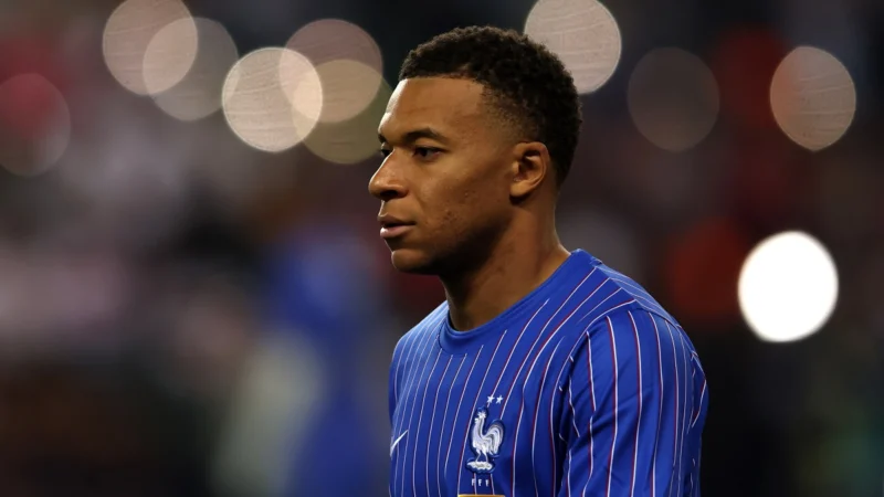 Mbappé ya llegó a Madrid y por la tarde se sabrá el grado de la lesión