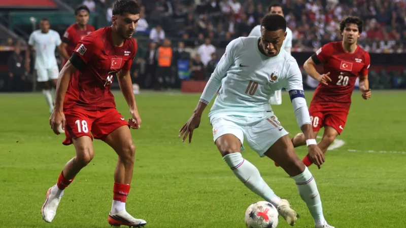 Francia ganó en Turquía pero perdió a Mbappé por lesión