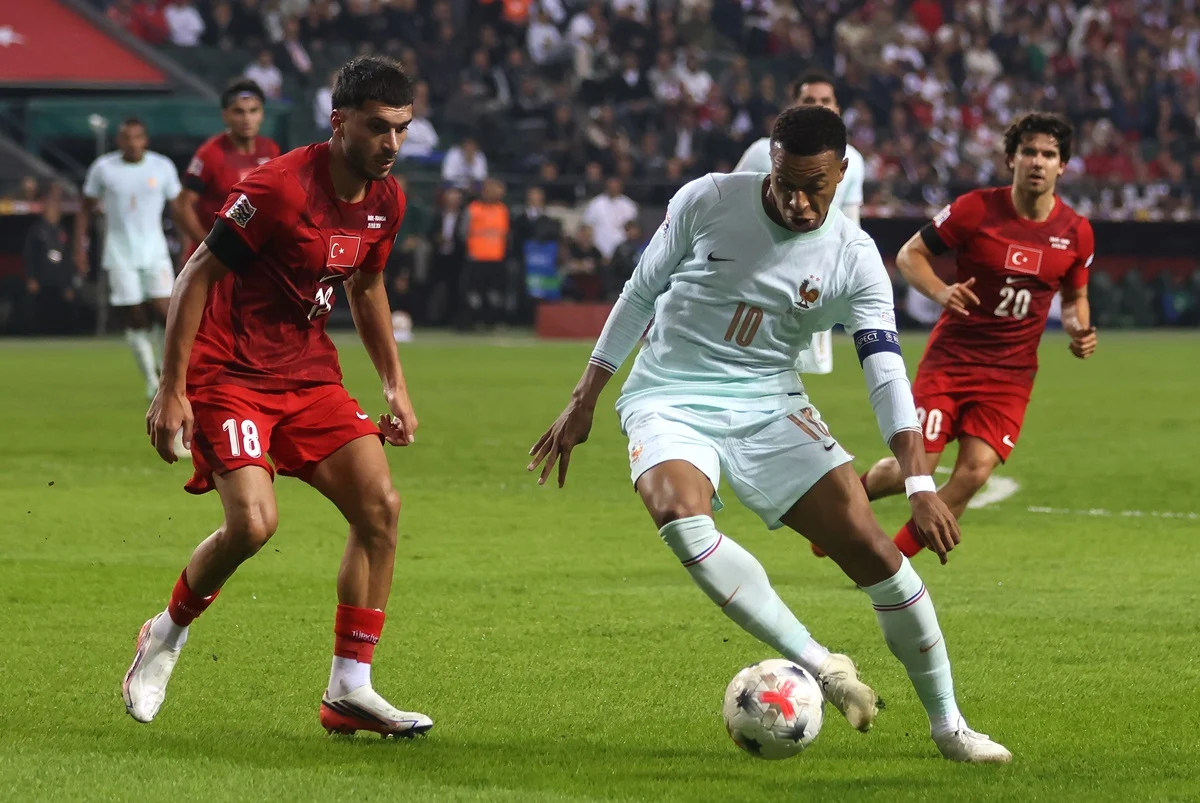 Francia ganó en Turquía pero perdió a Mbappé por lesión