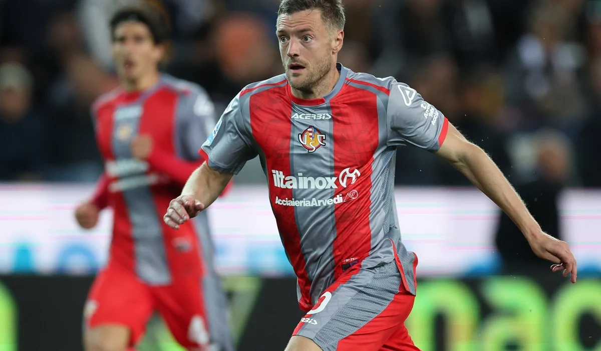 En el final del mercado de pases, Jamie Vardy vuelve a Inglaterra para jugar en Burnley