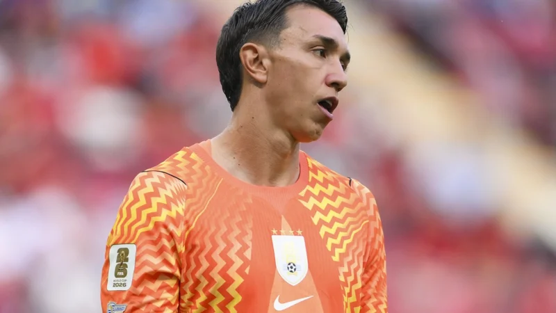 Diego Forlán no convocó a Fernando Muslera en su primera lista al frente de Uruguay