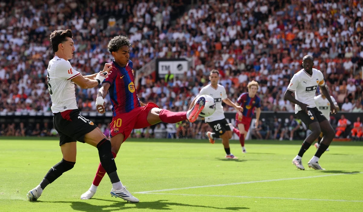 Lamine Yamal necesitó cinco minutos para adelantar al Barcelona en Mestalla