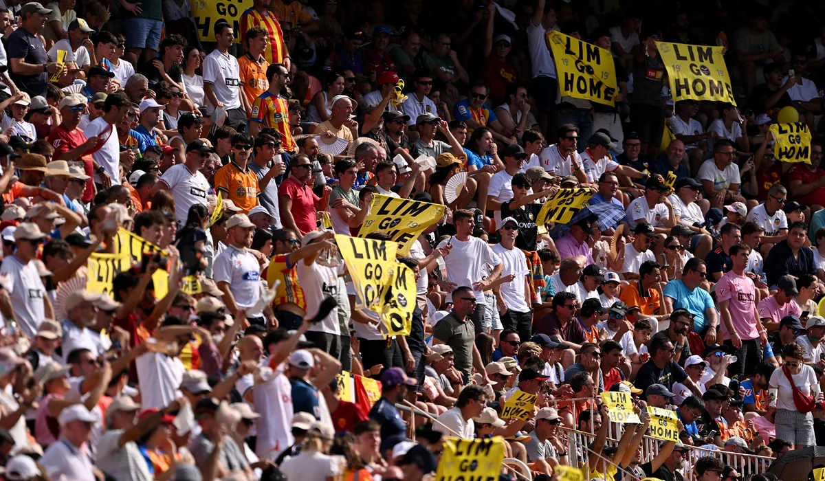 El público de Valencia estalló contra todos ante la aparición del hijo del máximo accionista: “Lim, canalla, fuera de Mestalla”