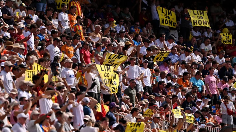 El público de Valencia estalló contra todos ante la aparición del hijo del máximo accionista: “Lim, canalla, fuera de Mestalla”