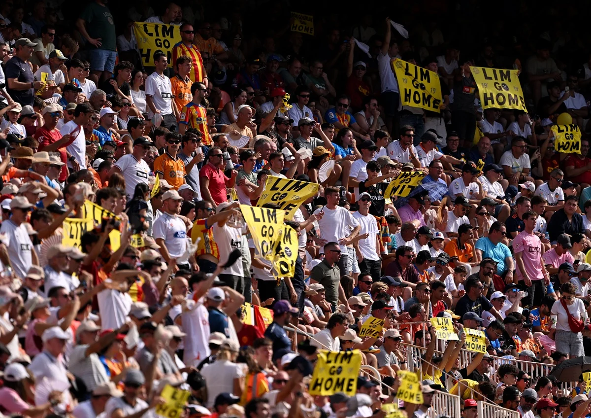El público de Valencia estalló contra todos ante la aparición del hijo del máximo accionista: “Lim, canalla, fuera de Mestalla”