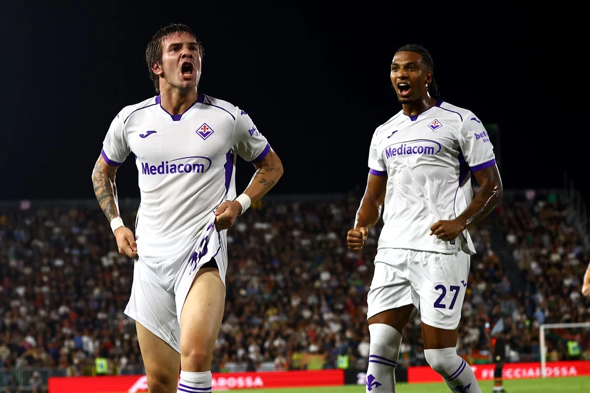 Fiorentina resucitó ante Venezia con hat-trick de Mastantuono