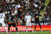 Lazio le ganó a Venezia y también lidera en Serie A