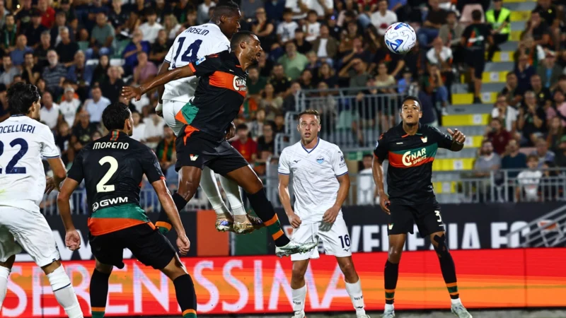 Lazio le ganó a Venezia y también lidera en Serie A