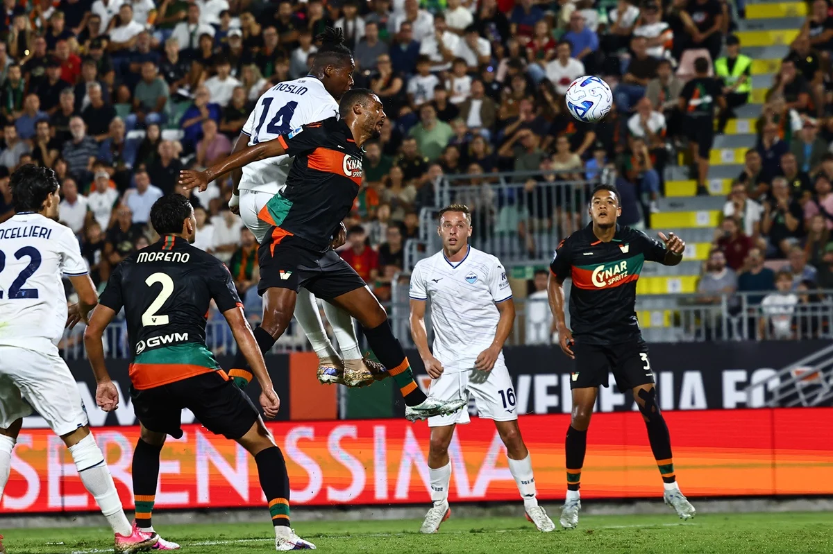 Lazio le ganó a Venezia y también lidera en Serie A