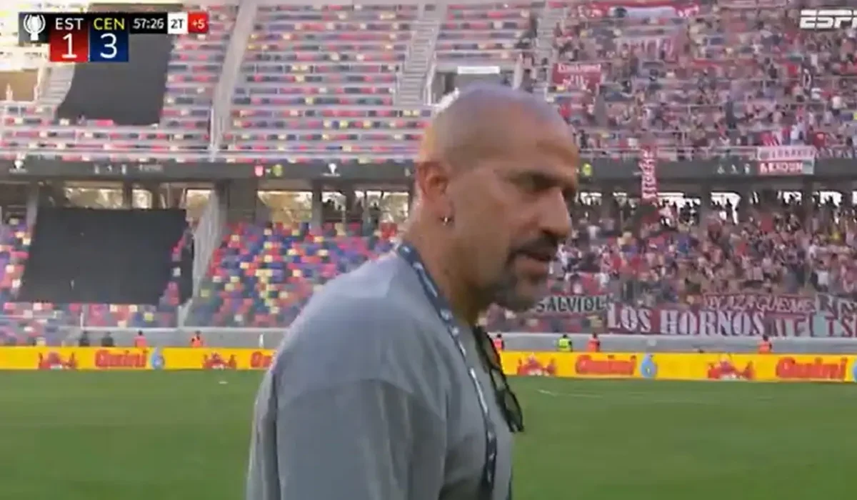 Juan Sebastián Verón bajó al campo de juego y encaró al Darío Herrera: «Sos un ladrón»