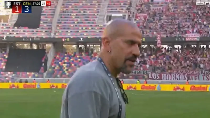 Juan Sebastián Verón bajó al campo de juego y encaró al Darío Herrera: «Sos un ladrón»