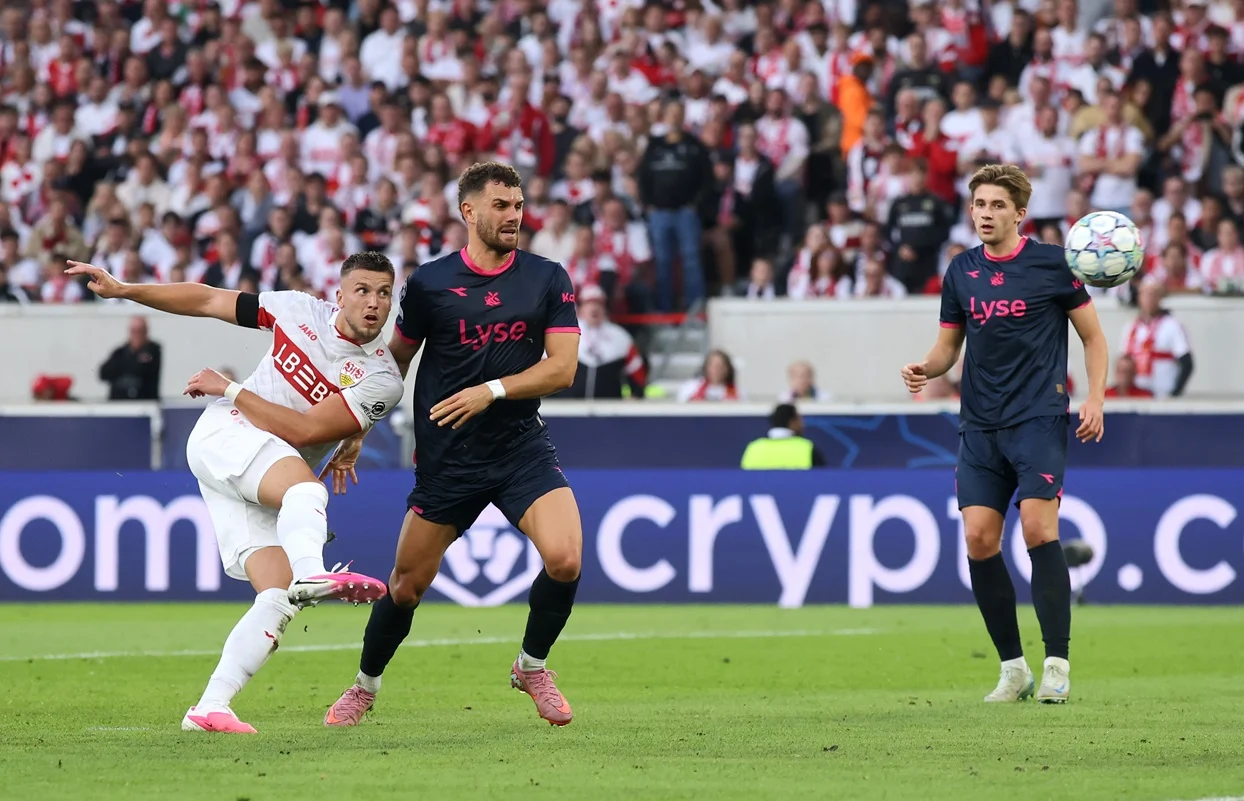 Stuttgart derrotó a Viking con hat-trick de Demirovic