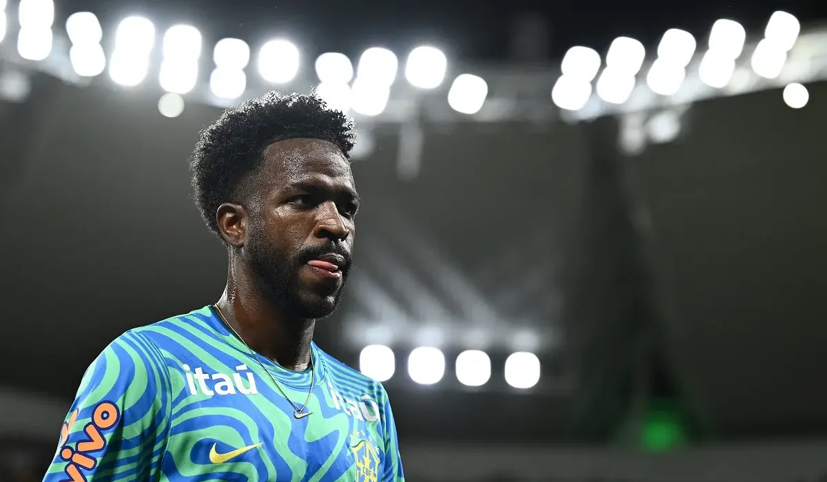 ¡Insólito! Vinícius mandó una pelota fuera del centro de entrenamiento de Brasil y habría golpeado a una mujer