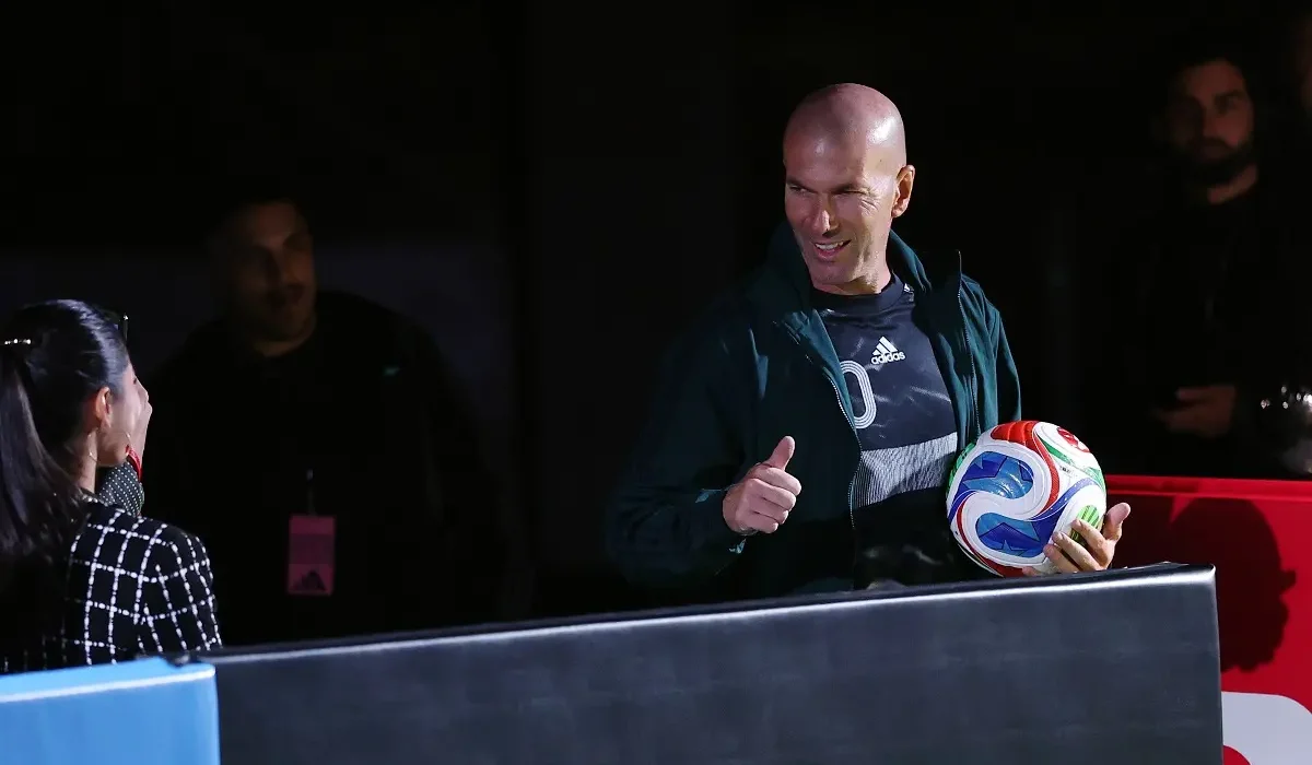 Zinedine Zidane le pone fin a los ´desfiles de moda´ de la Selección de Francia con su primera medida