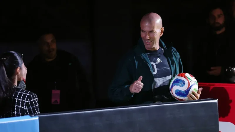 Zinedine Zidane le pone fin a los ´desfiles de moda´ de la Selección de Francia con su primera medida