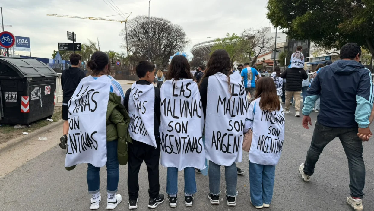 El furor de las banderas de Malvinas Argentinas en la despedida de Lionel Messi