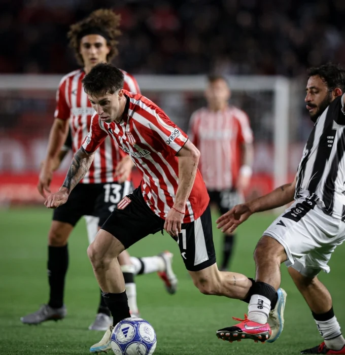 Estudiantes destrabó el partido sobre la hora y venció 3-0 a Gimnasia de Mendoza