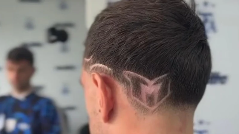 El homenaje del Dibu Martínez a  Lionel Messi: un corte de pelo muy especial