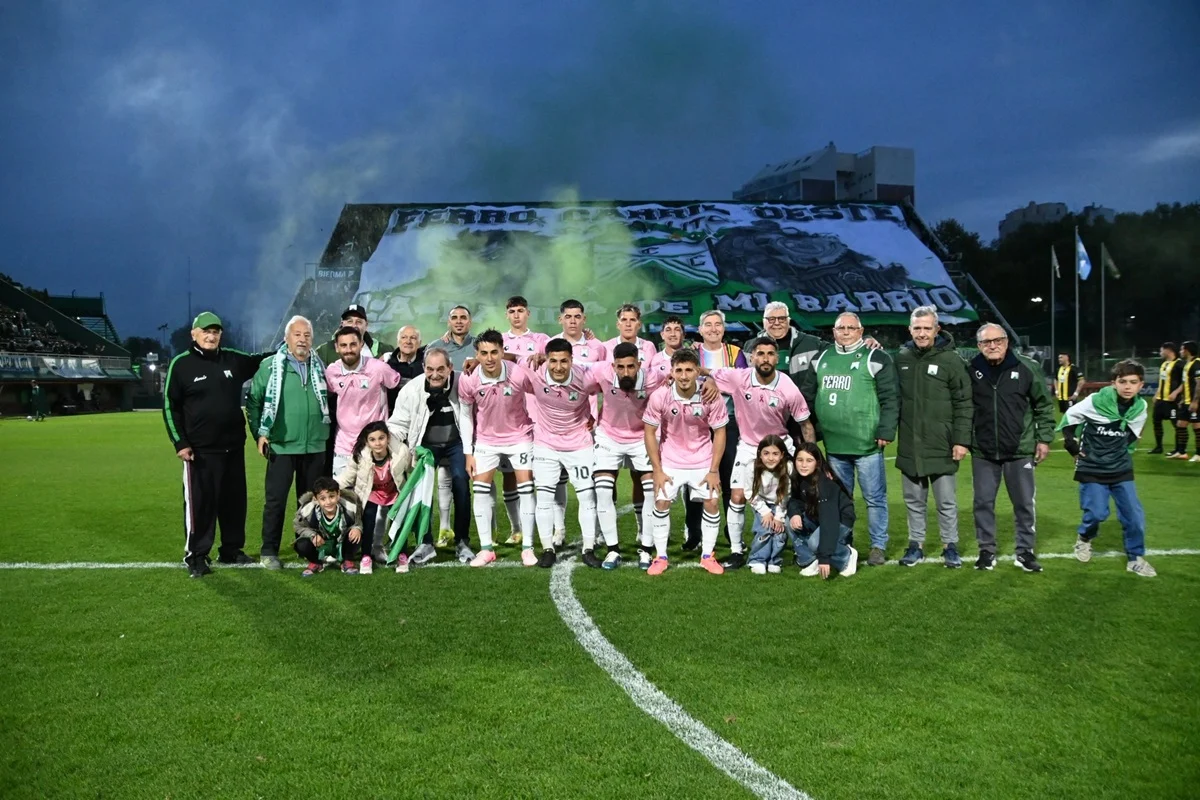 Ferro se fue al descanso con un clima hostil hacia el árbitro Nahuel Viñas