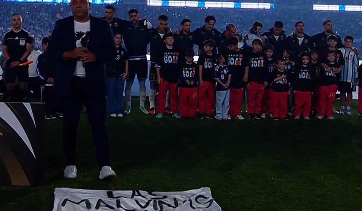 Fabio Santana cantó el himno argentino en la despedida de Lionel Messi con la bandera de Malvinas del Argentina vs Inglaterra