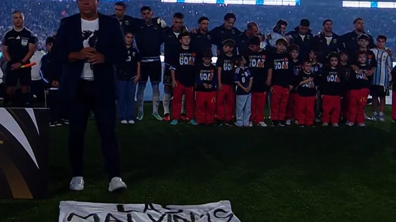 Fabio Santana cantó el himno argentino en la despedida de Lionel Messi con la bandera de Malvinas del Argentina vs Inglaterra