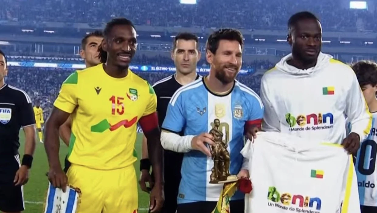 El capitán de Benín le regaló una estatuilla a Lionel Messi en su despedida: ¿qué significa?