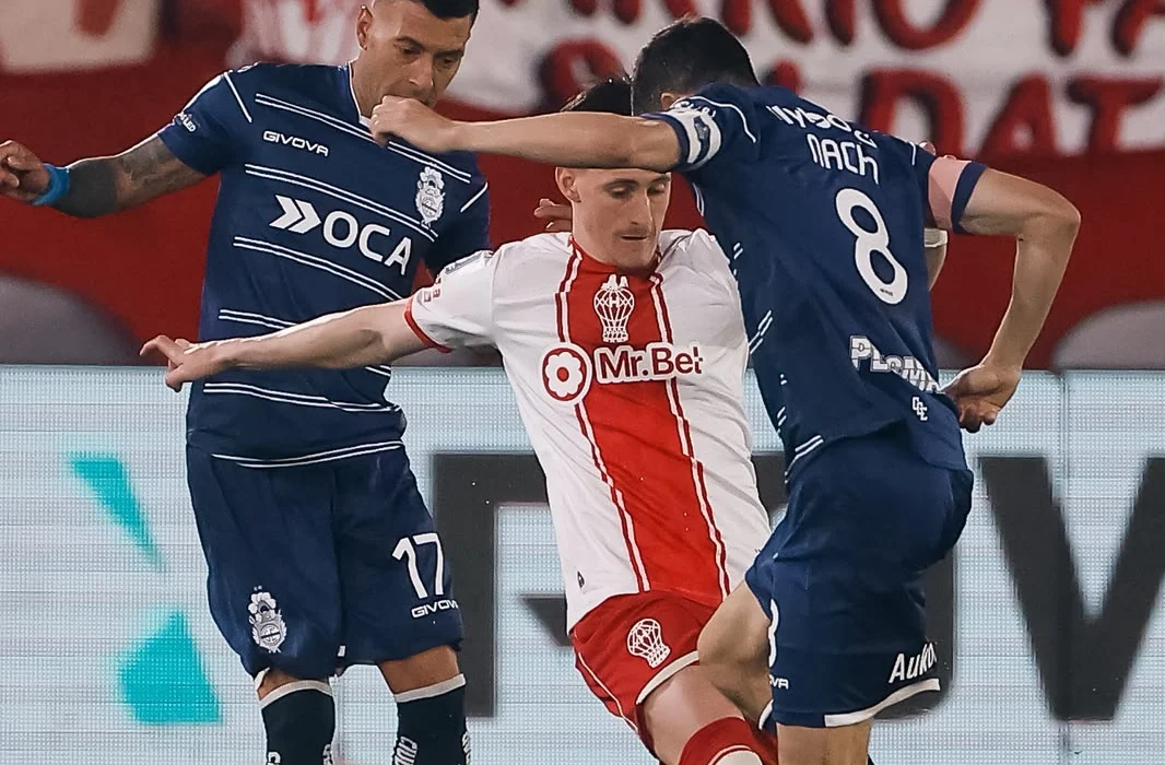 Gimnasia golpeó en la última jugada y venció a Huracán en Parque Patricios