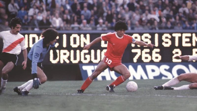 Apareció material fílmico inédito de Maradona en su primera vez jugando en el estadio Monumental