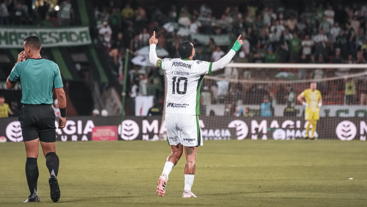 Edwin Cardona convirtió un golazo desde media cancha para Atlético Nacional ante Pasto