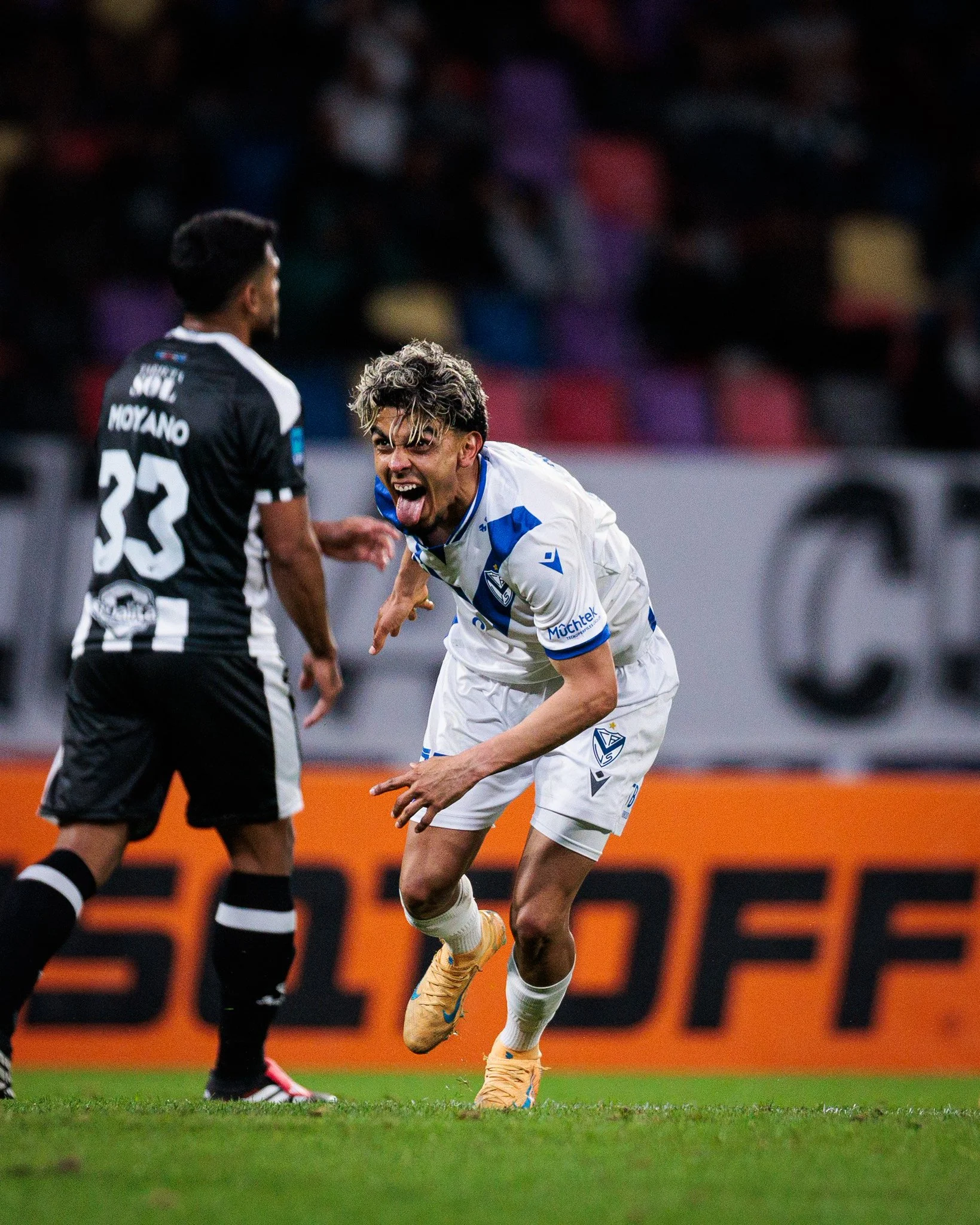 Vélez se floreó ante Central Córdoba en Santiago del Estero y no se baja de la pelea por la tabla anual