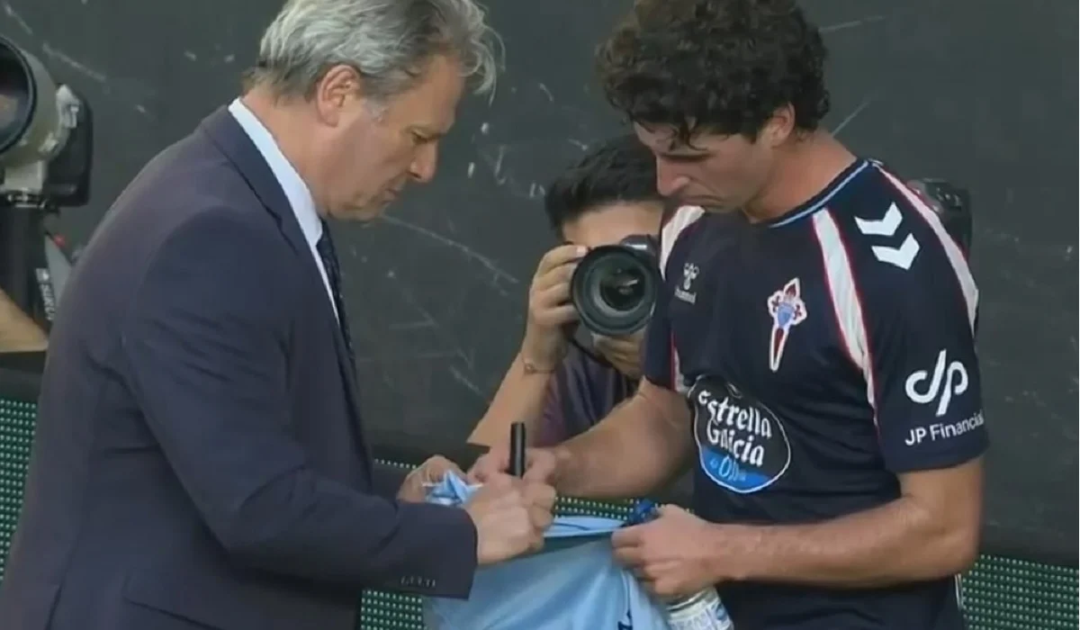 Hugo González se lesionó en el Celta y aún así le firmó una camiseta a un niño en Vallecas