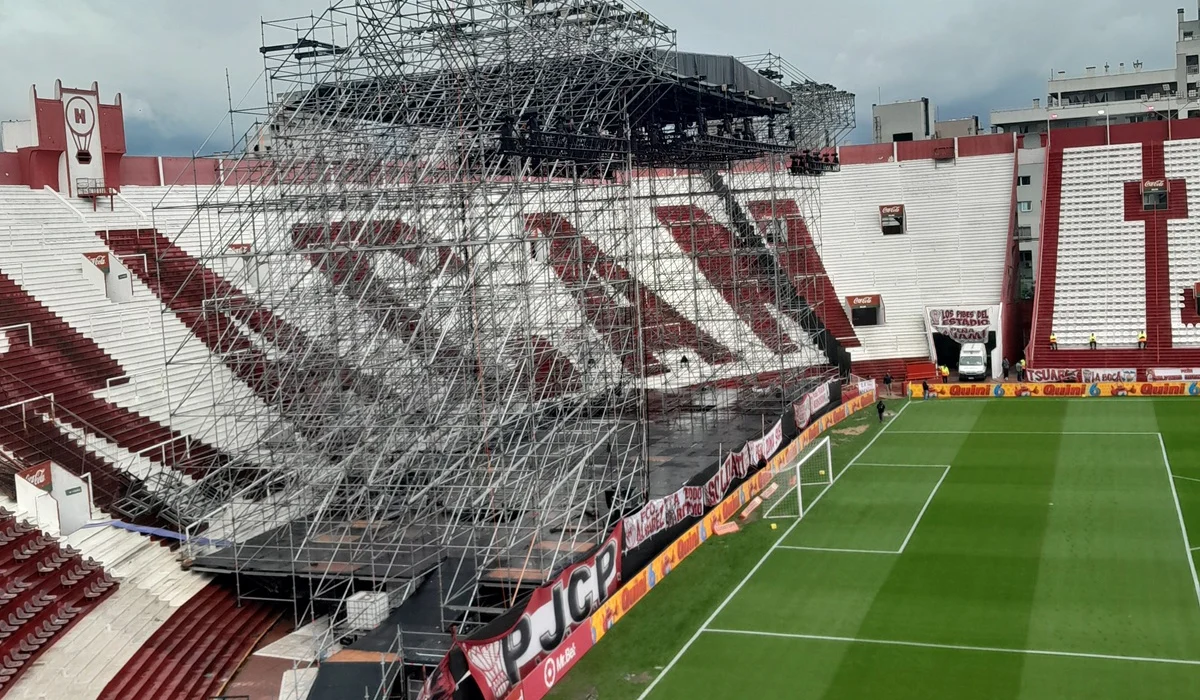 Huracán y Gimnasia juegan con el escenario de Iron Maiden de fondo