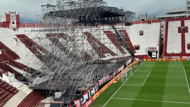 Huracán y Gimnasia juegan con el escenario de Iron Maiden de fondo