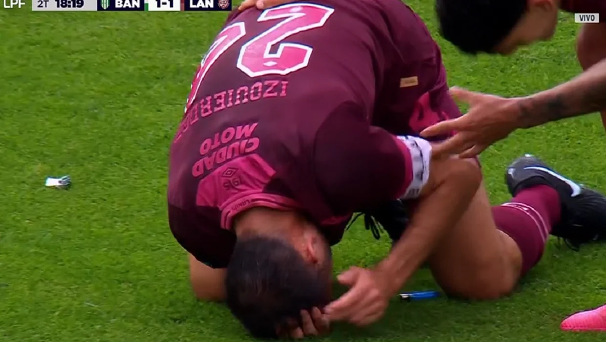 Izquierdoz festejó el gol de Lanús y fue agredido por la gente de Banfield