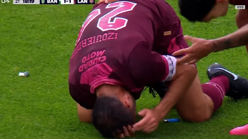 Izquierdoz festejó el gol de Lanús y fue agredido por la gente de Banfield