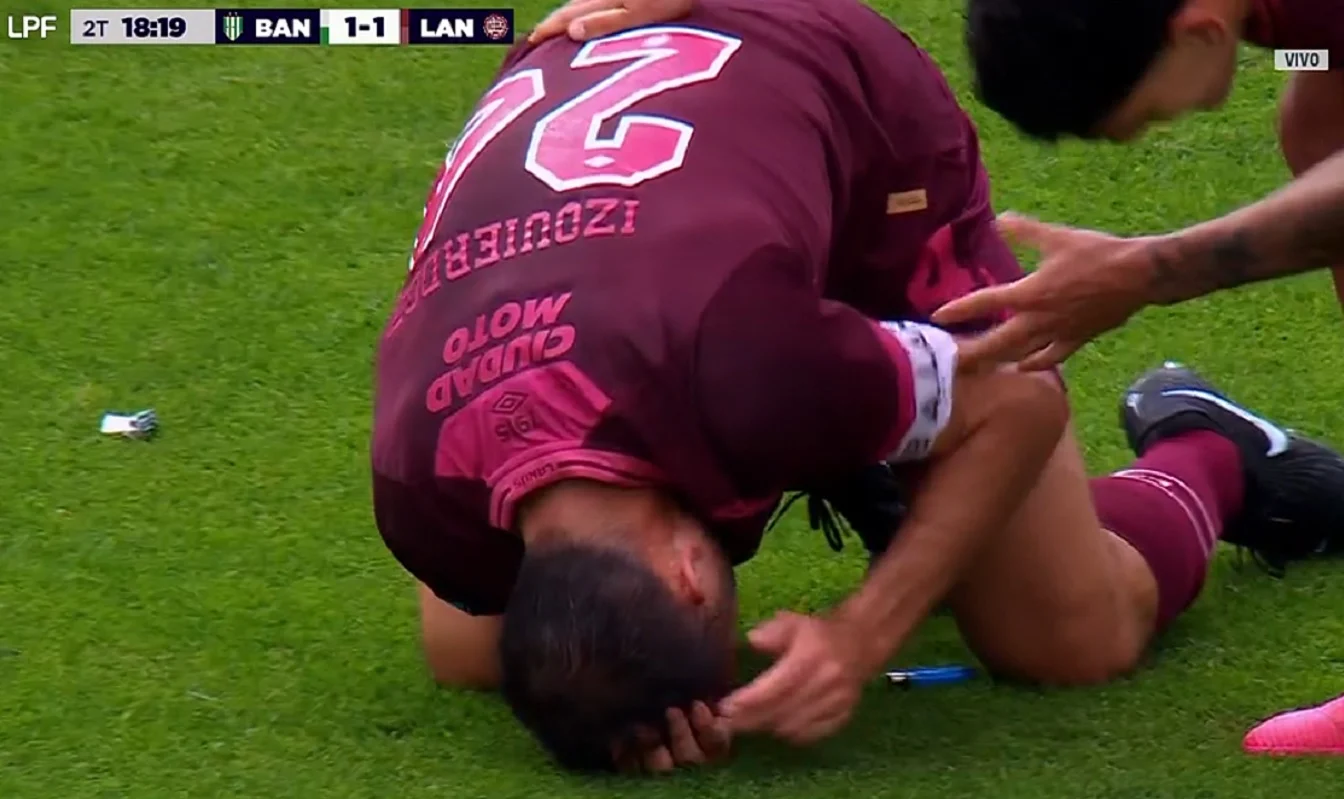 Izquierdoz festejó el gol de Lanús y fue agredido por la gente de Banfield