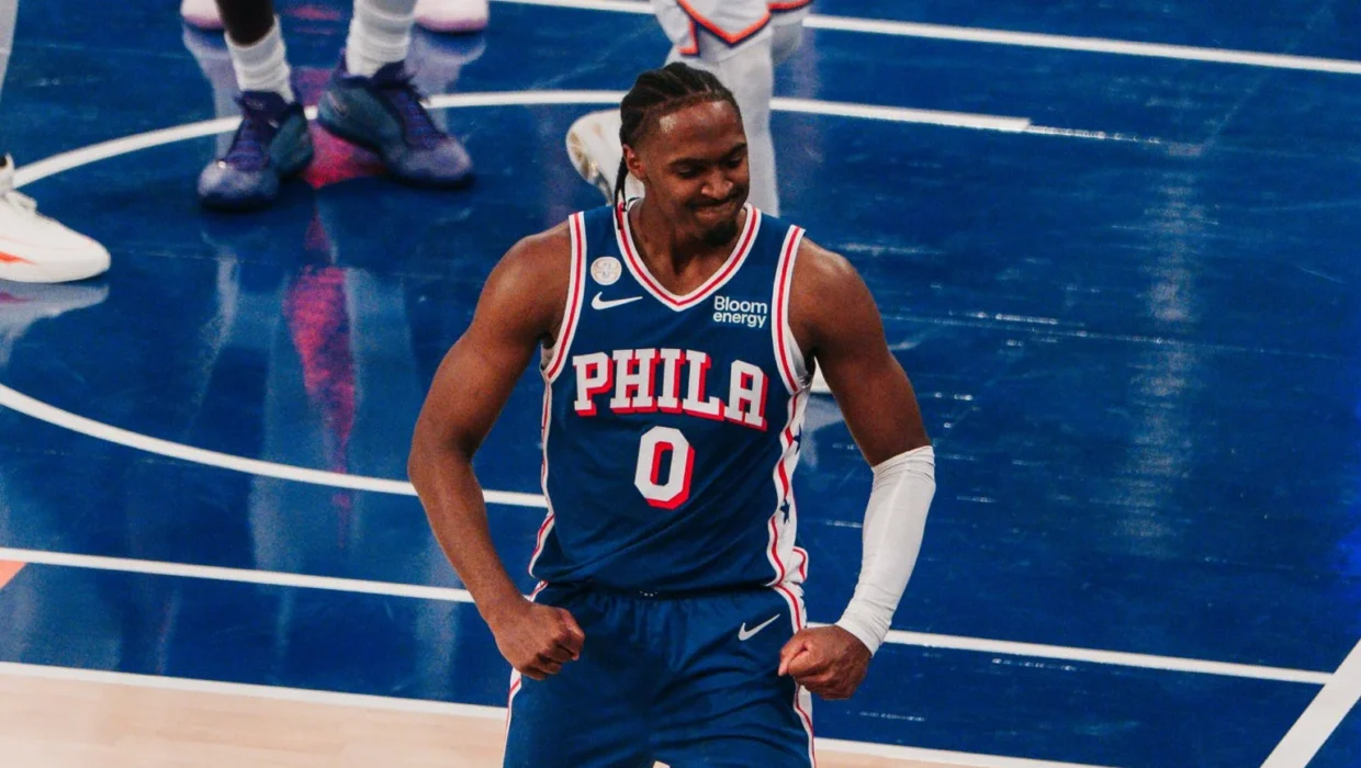 En el debut de LeBron James, Philadelphia 76ers triunfó ante los New York Knicks